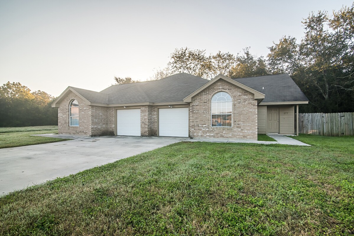 133 Country Gardens, Seguin, TX 78155 Townhome Rentals in Seguin TX