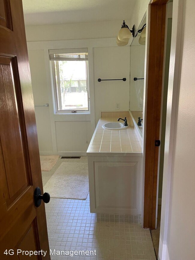 Building Photo - 3 br, 2 bath House - 2120 Fairway Drive