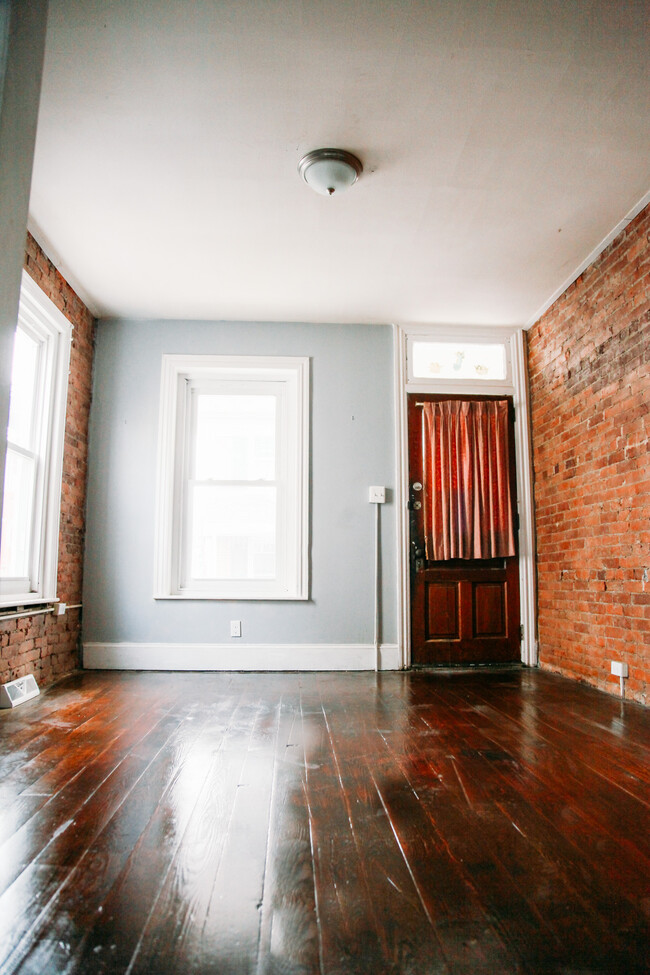 Building Photo - 1121 W Maple St