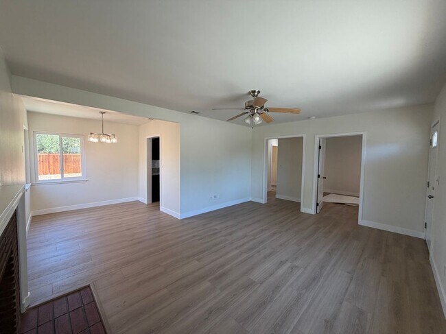 Foto del edificio - 8232 Malven Ave