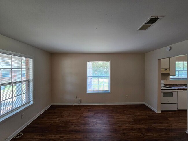 Foto del edificio - 2 bedroom 1 bath available for rent ~ trash and lawn care included!