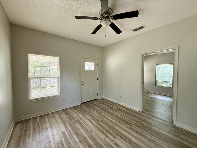 Building Photo - 911 7Th St