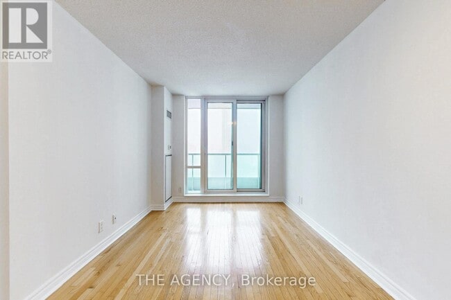 Building Photo - 33 Elm Dr W