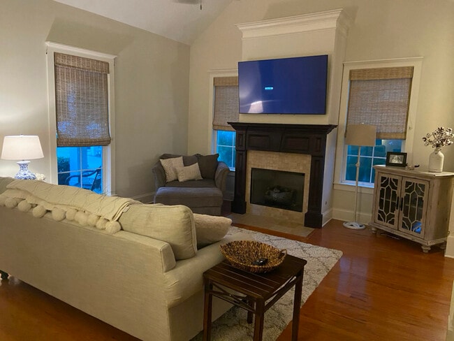 Building Photo - 1002 Mitchell Ln