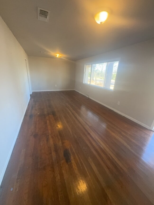 Photo - 905 Raymond Rd House