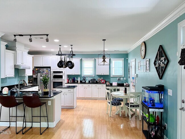 Foto del edificio - Room in House on Gold Rock Ln