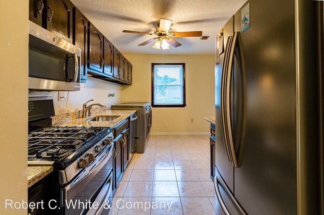 Foto del edificio - 117 Brittany Farms Rd