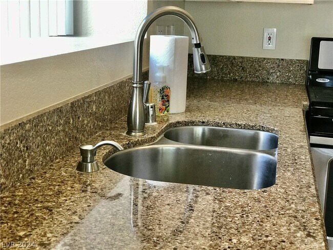 Foto del edificio - 3190 Cooper Creek Dr