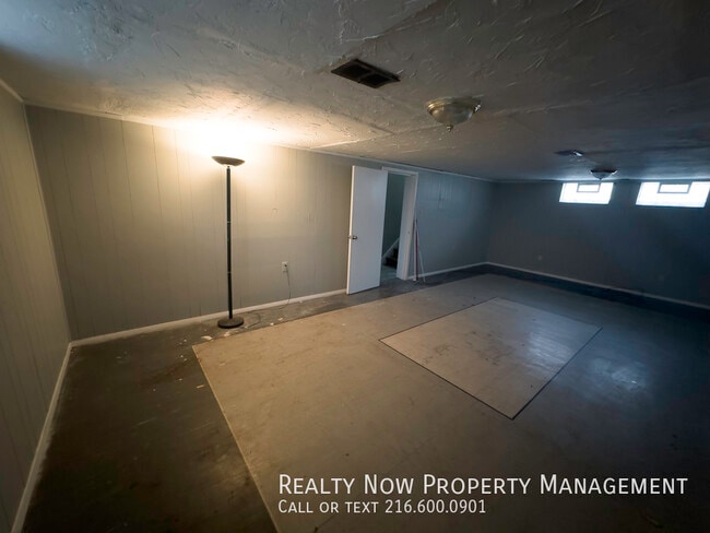 Building Photo - 1515 E 193rd St