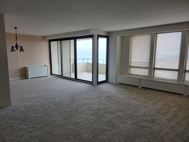 Dining/Living room/Balcony - 1 Bratenahl Pl