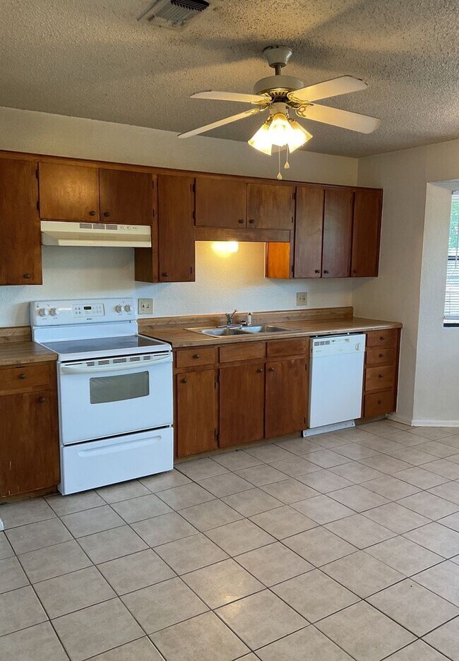 Building Photo - 1105 Charisse Street (A/B)
