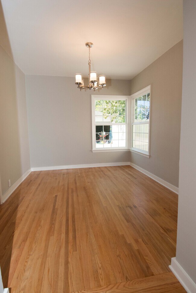 Comedor - 11293 Brookhaven Ave