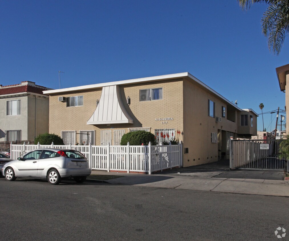 Foto principal - 1717 N Alexandria Ave
