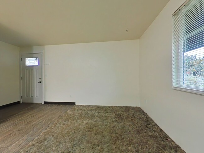 Building Photo - 1 Bedroom Apartment ~ Close to OSU ~ Small...