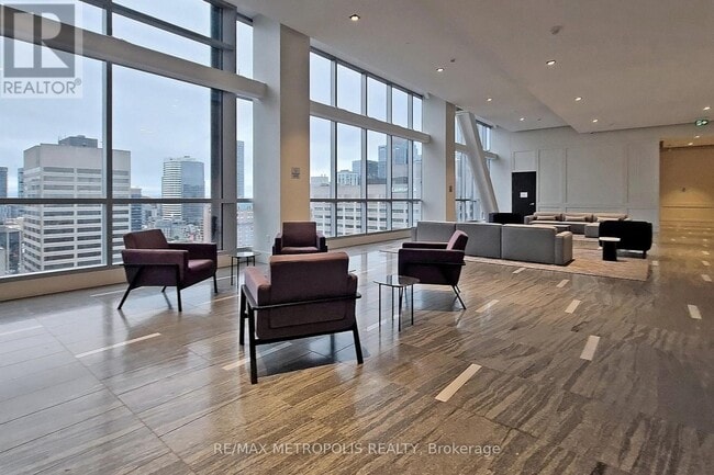 Photo du bâtiment - 488 University Ave