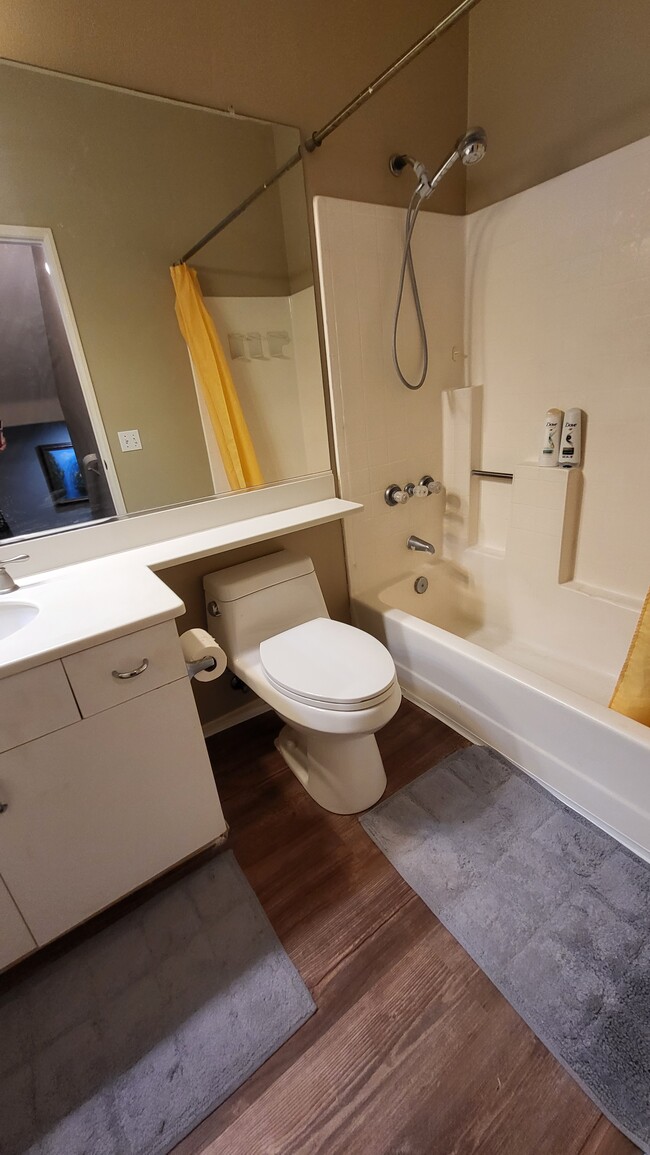 upstairs bathroom - 143 Montana del Lago Dr
