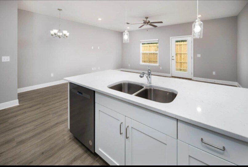 Foto principal - 319 Carmel Dr