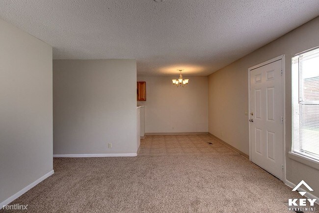Building Photo - 3 br, 1 bath Duplex - 1734 N Waco Ave