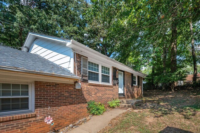 Building Photo - 1018 Moseley Dr