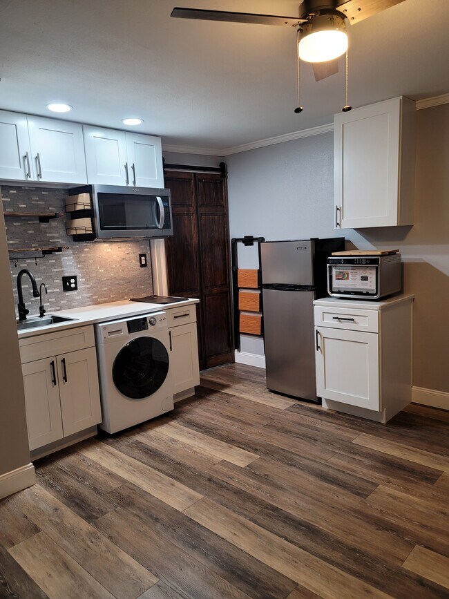 5428 29th St N Unit Studio, Saint Petersburg, FL 33714 Apartments in