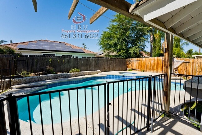 Building Photo - SW-4 bed/3 bath + pool house