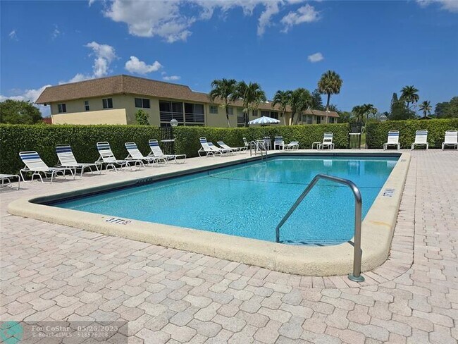 Foto del edificio - 9949 Sandalfoot Blvd