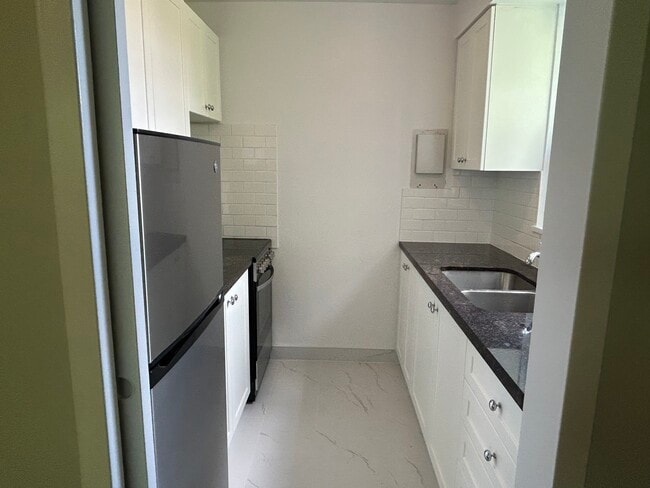 Building Photo - 1299 Bayview Av