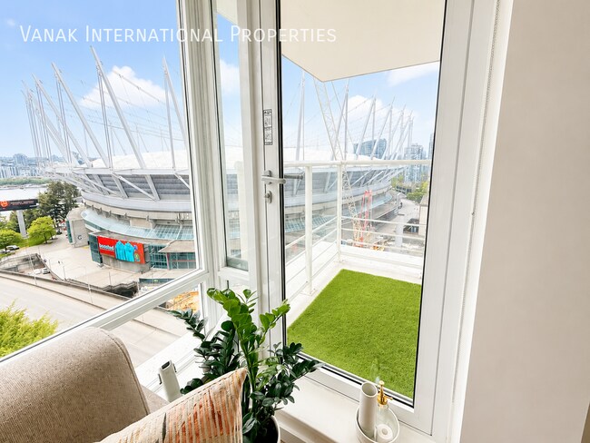 Photo du bâtiment - Bright 1 Bed + Den + Solarium | Pool, Gym & Rooftop Patio