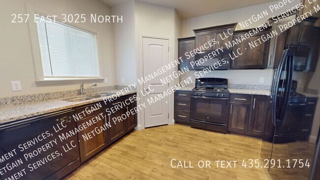 Building Photo - Pet Friendly 3 Bedroom Cedar Bend Townhome