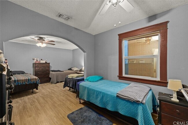 Foto del edificio - 667 W Holt Ave