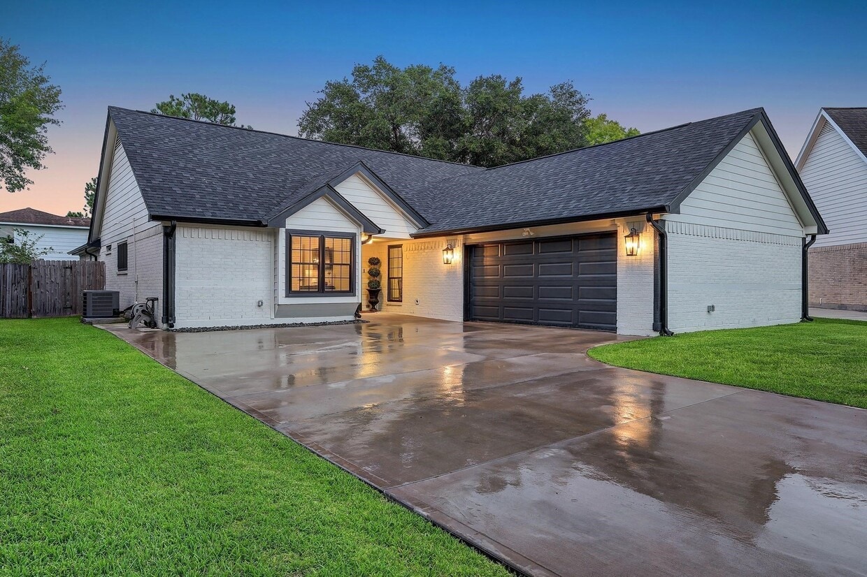 Primary Photo - 15407 Woodcote Ct