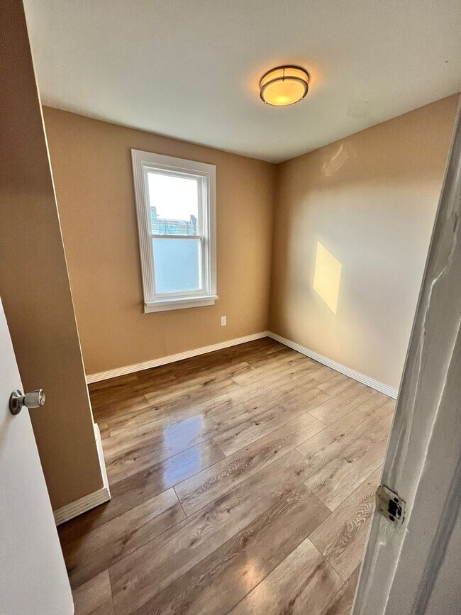 Foto del edificio - Spacious 3 Bedroom Rental Available Now in...
