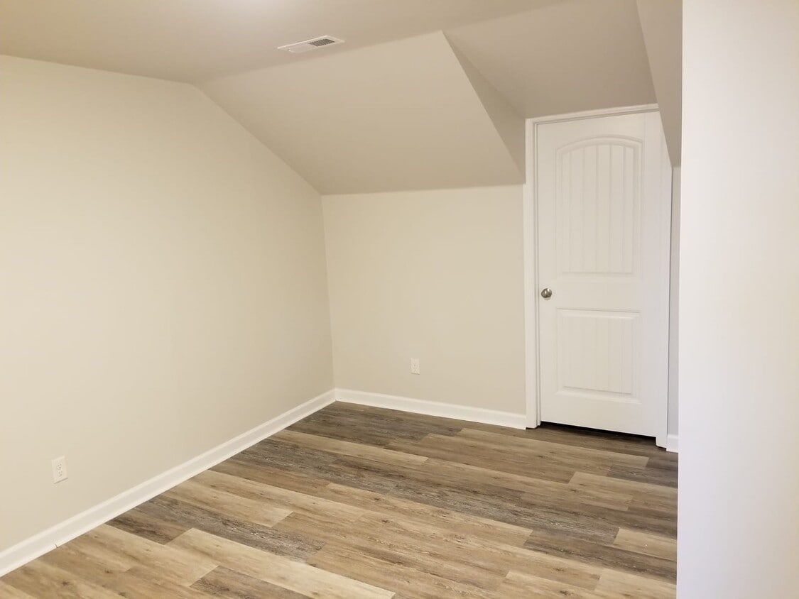 Bonus Room - 2215 Ridgemont Drive