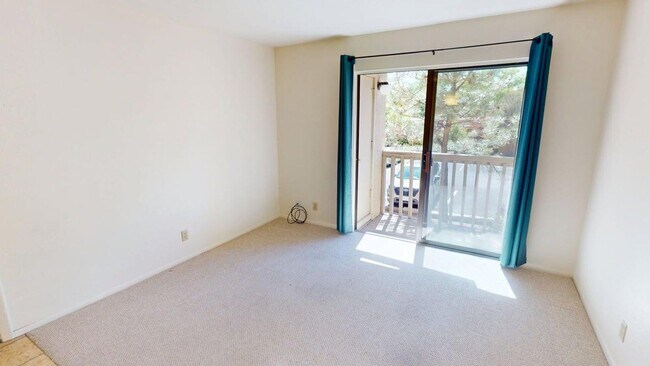 Foto del edificio - Light-Filled Upstairs Condo in a Prime Loc...