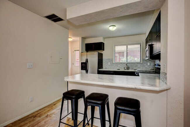 Building Photo - Central 2 bed 1.5 bath Townhouse
