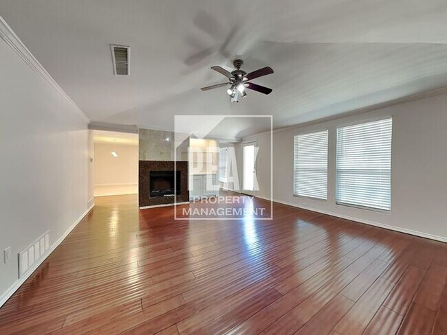 Foto del edificio - $2,600! Beautiful 3 Bed, 2 Bath home in Desirable Plano! Tour today!
