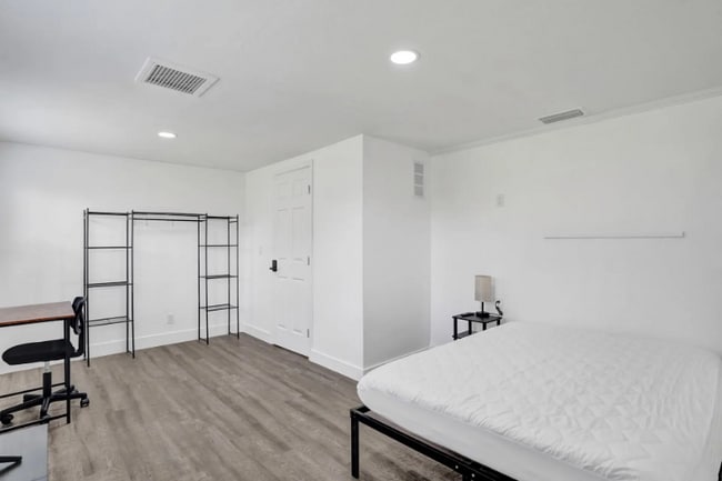 Building Photo - 303 NE Solida Cir