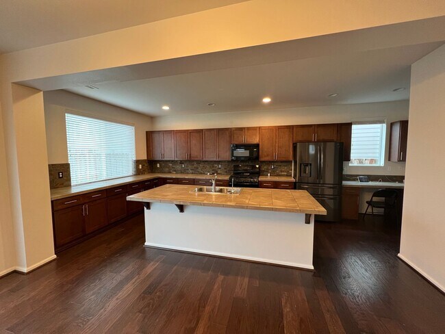 Building Photo - Spacious Home in Desirable Spanaway Community