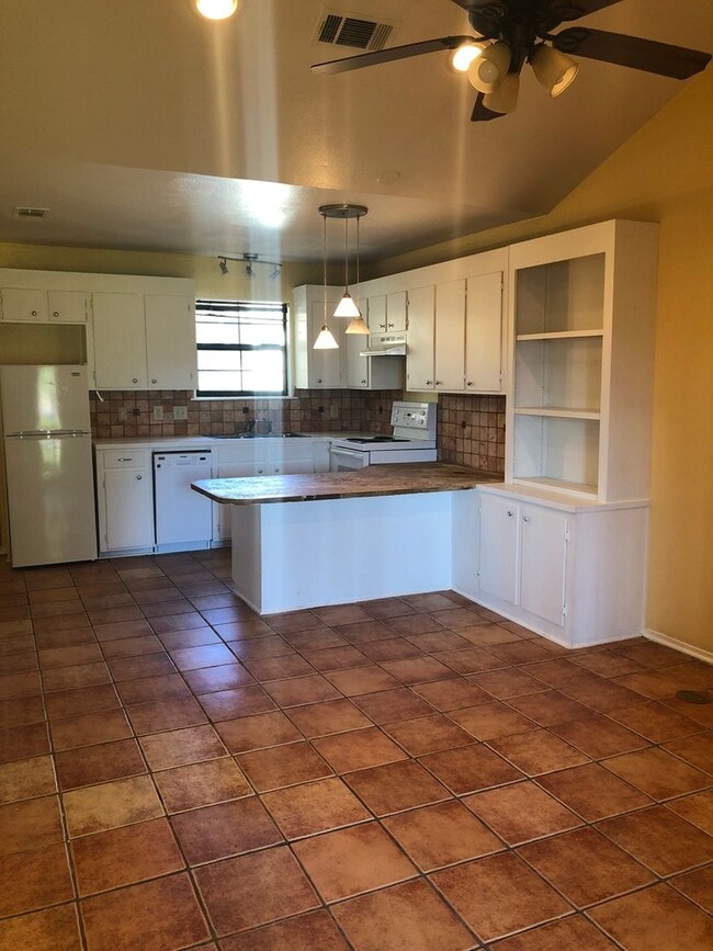 Building Photo - Cozy Townhome close to Mansfield Road....