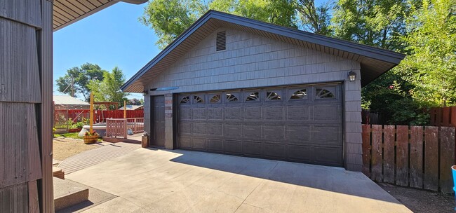 Building Photo - Three bedroom, Two bath House