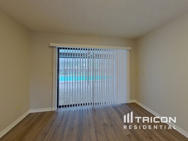 Foto del edificio - 2666 Luce Dr W
