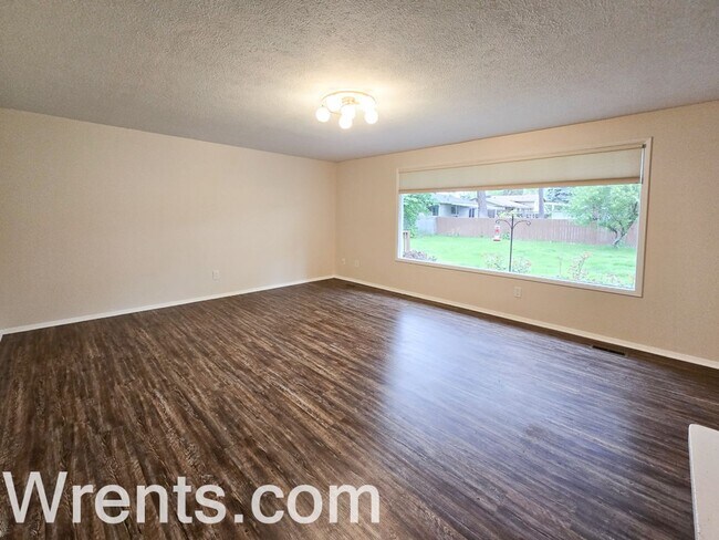 Foto del edificio - Large 5 Bed/2 Bath House in the Mead Schoo...