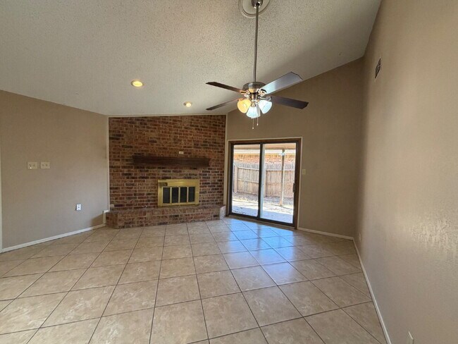 Building Photo - Charming 3-Bed Duplex on 75th St, Lubbock - Spacious 1400 Sq Ft with 2 Full Baths!