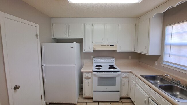 Foto del edificio - 3 bedroom 2 bath house available for rent!