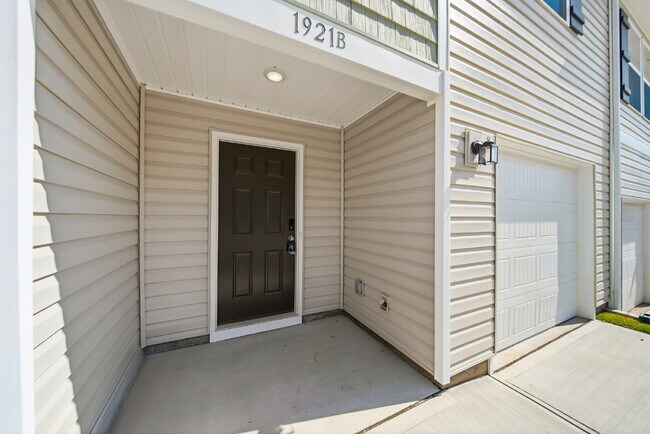 Foto del edificio - Modern Comfort in a Peaceful Newton Community This newly built 3-bed, 2.5-bath townhome blends mo...