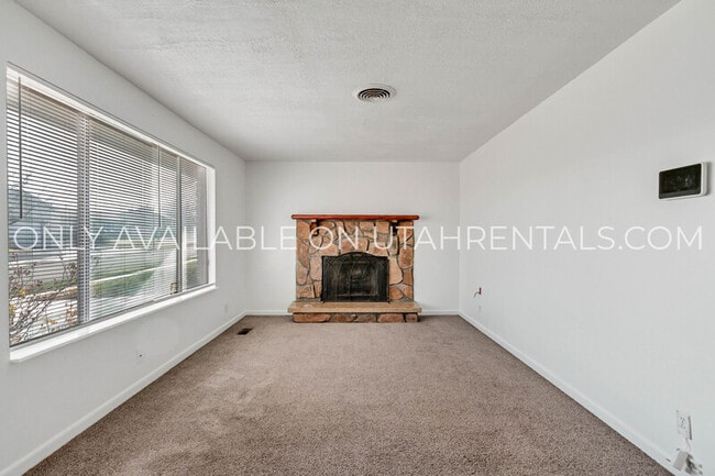 Building Photo - 4032 Castle View Dr