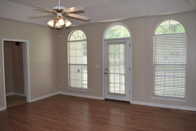 Building Photo - 135 Country Oaks Dr