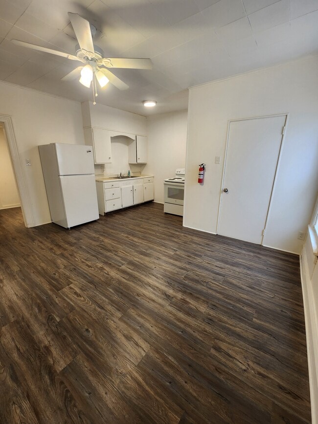 Kitchen (16x15) - 243 W Brady St