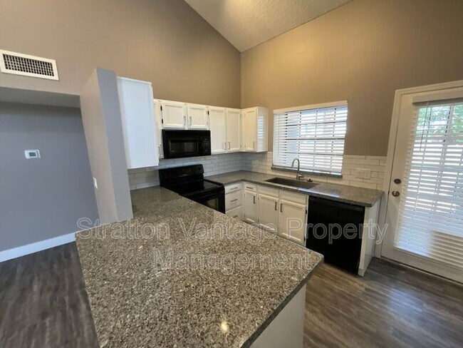 Building Photo - 921 W University Dr