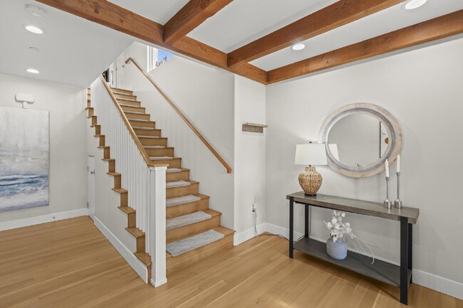 Building Photo - Stunning, Modern and Immaculate 3/BR 2.5/B...